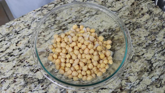 Machacar los garbanzos hasta que queden semi-machacados.