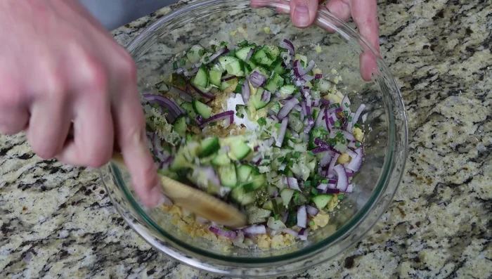 Mezclar bien todos los ingredientes hasta obtener una mezcla cremosa. Si es necesario, agregar más yogur.