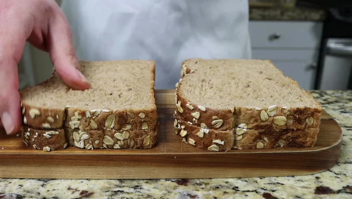 Tostar ligeramente las rebanadas de pan de sándwich.