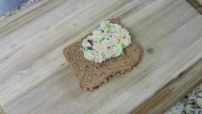 Untar la mezcla cremosa de garbanzos sobre una rebanada de pan tostado.