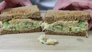 Sándwich Cremoso de Garbanzos y Pepino: Receta Saludable y Rápida
