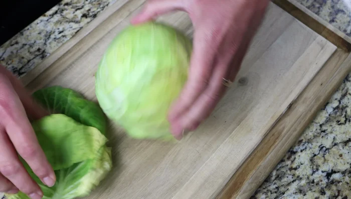 Retirar 1 o 2 hojas exteriores del repollo y cortarlo en cuatro trozos. Eliminar el corazón y cortar en rodajas de ¼ de pulgada (poco más de 1 cm).