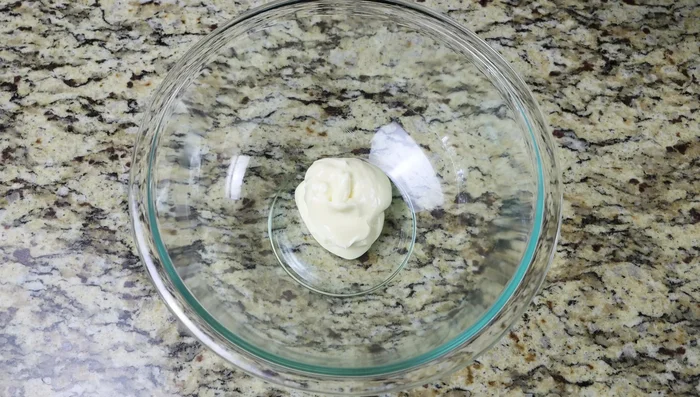 Mientras, preparar la mayonesa de ajo: mezclar mayonesa, ajo rallado (o picado finamente), zumo de limón, aceite de oliva, sal y pimienta.