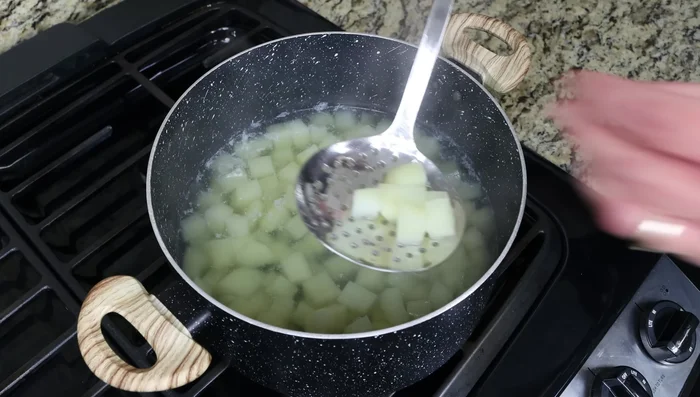 Después de 15-20 minutos, comprobar si las patatas están cocidas (con un palillo). Escurrir, enjuagar con agua fría y secar.