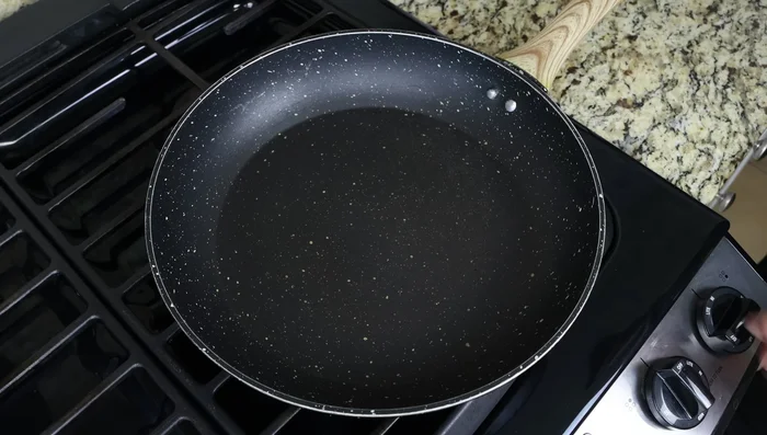 Calentar una sartén grande a fuego medio con aceite de oliva.