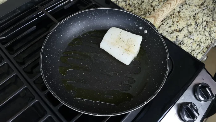 Cocinar los filetes de bacalao en la sartén caliente durante 4 minutos por lado, o hasta que estén cocidos.