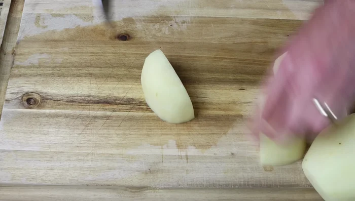 Cortar las patatas peladas, lavadas y secadas en cubitos pequeños.