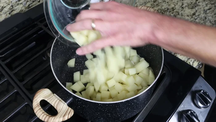 Agregar las patatas a una olla, cubrir con agua apenas, sazonar con sal y cocinar a fuego alto.