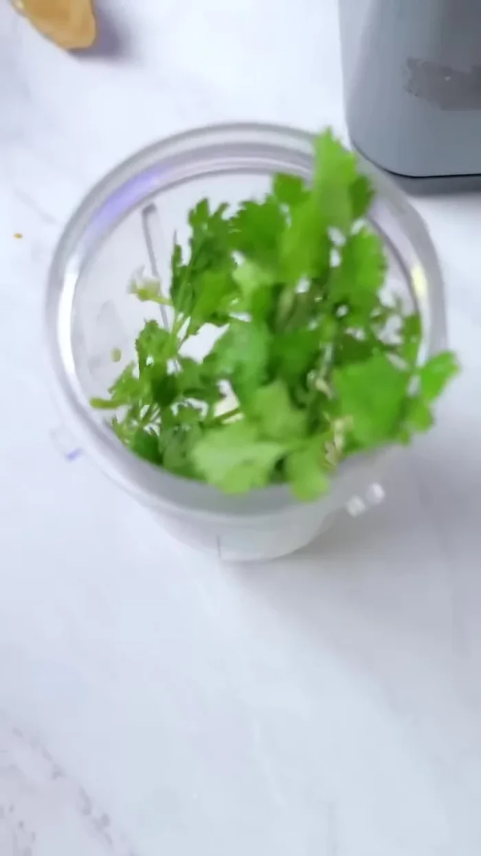 Para el aderezo, licúa dos cucharadas de mayonesa, un puñito de cilantro, ajo, aceite de oliva, sal, limón y un poco de orégano.