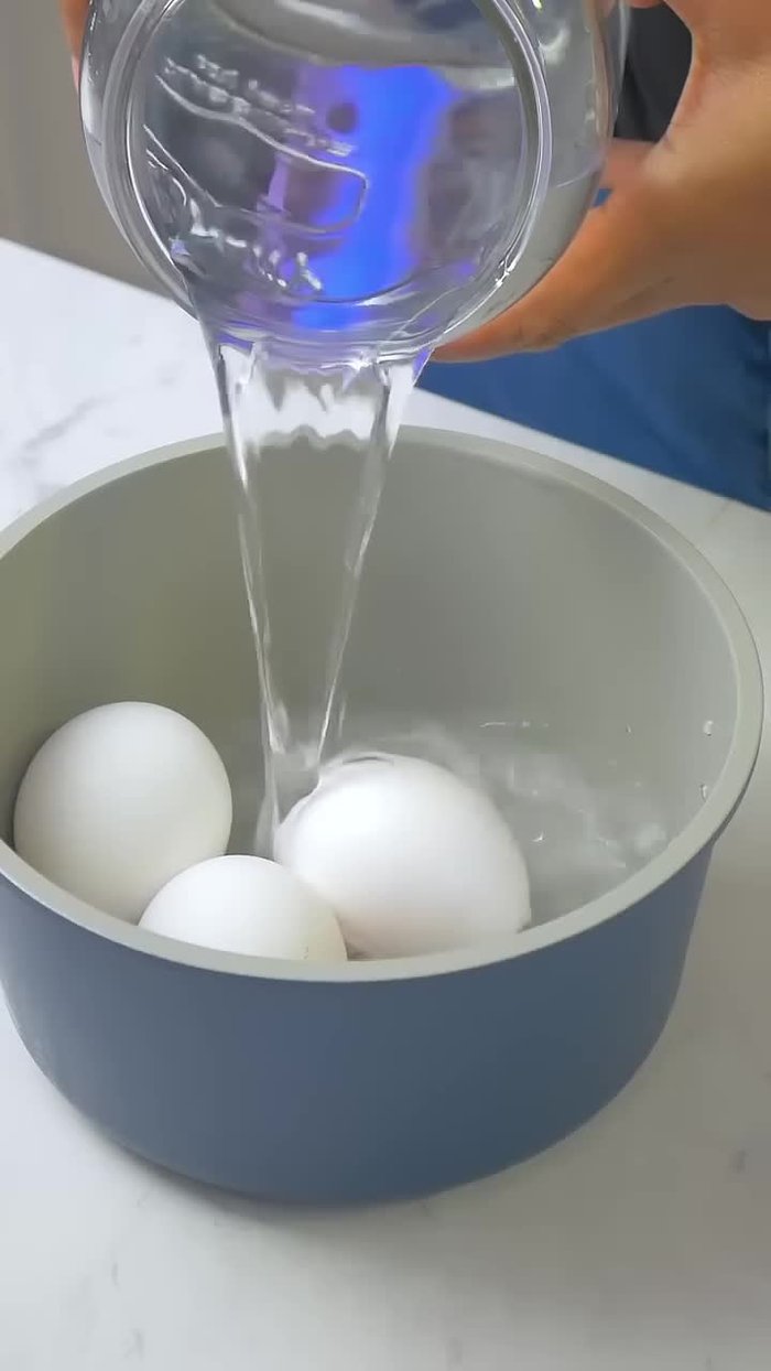 Mientras, corta dos o tres cebollas en tiras finitas, casi transparentes.