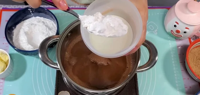 En la leche restante, mezclar 6 cucharadas de maicena hasta que no queden grumos.