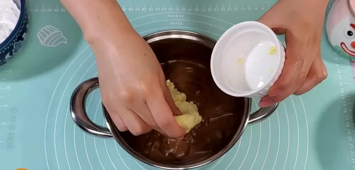 Retirar del fuego y agregar 4 cucharadas de mantequilla sin sal (o 3 de margarina). Mezclar hasta que se derrita y la crema esté suave.