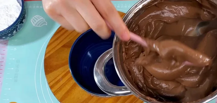 Pasar la crema a un recipiente y cubrir con papel film para evitar que se forme una costra.