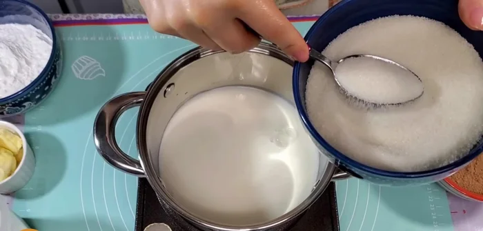 En una olla, mezcla 7 cucharadas de azúcar con una pizca de sal.