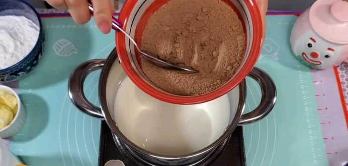 Calentar 250 ml de leche. Una vez que la leche esté un poco tibia, agregar el cacao en polvo y mezclar hasta disolver completamente.