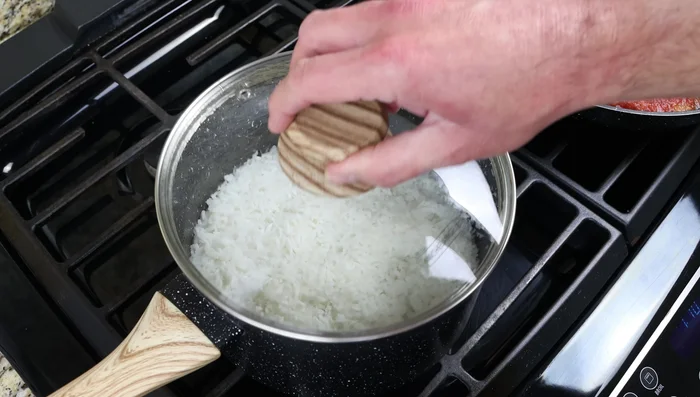 Una vez que el arroz esté cocido, retíralo del fuego y esponja suavemente con un tenedor para separar los granos.