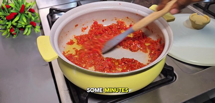 Agrega aceite de pescado al sofrito y deja que se enfríe por unos minutos. (177.36)