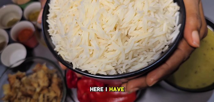 Prepara el sofrito: Mezcla tomates, pimientos y cebollas en un procesador de alimentos. Cocínalo a fuego lento hasta que el agua se evapore. (14.519)