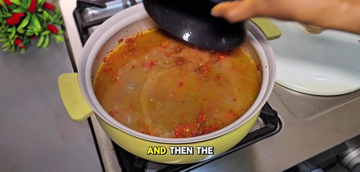 Agrega el caldo de carne de cabra y el bagre seco desmenuzado. Mezcla todo. (233.44)