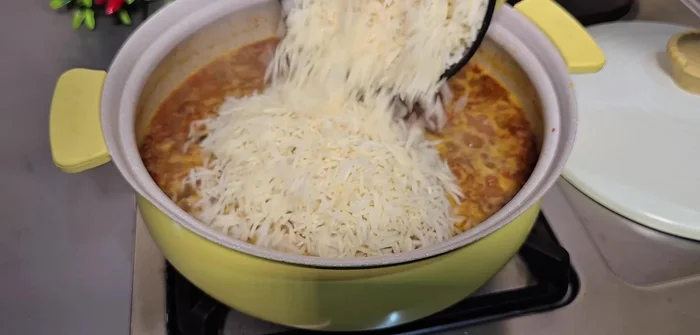 Calienta por 1 minuto más antes de agregar el arroz lavado. (251.84)