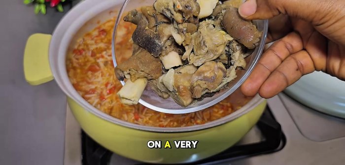 Agrega el arroz, revuelve y cocina a fuego lento. Agrega la carne de cabra. Cubre con papel aluminio. (271.4)