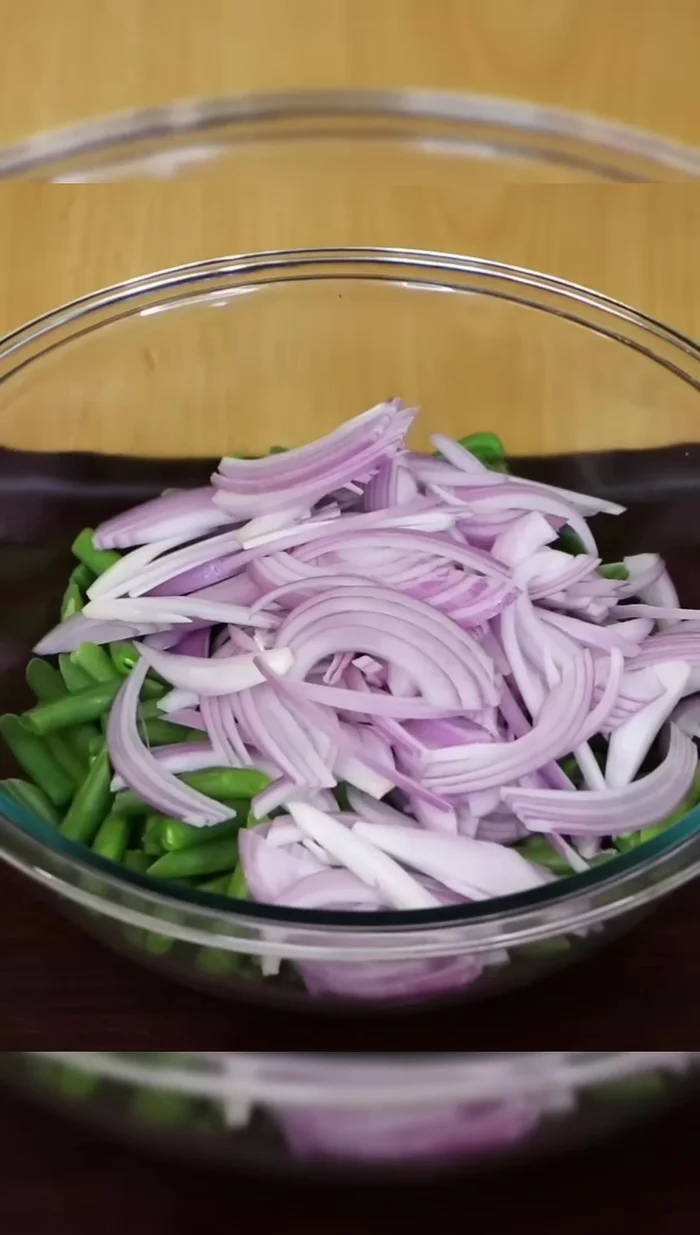En un bol, agrega la cebolla, ajo, perejil, cebollino, sal, pimienta negra, aceite de oliva, y el zumo de limón. Mezcla bien hasta incorporar todos los ingredientes.