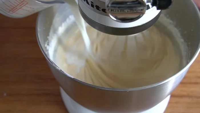 Añadimos 140 ml de leche hirviendo y 40 ml de aceite de oliva suave.
