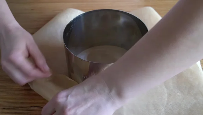 Preparamos el molde para horno. Vertemos la masa en el molde.