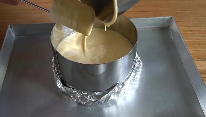 Horneamos a 180°C con calor arriba y abajo en la balda inferior durante 50 minutos, o hasta que la prueba del palillo salga limpia.