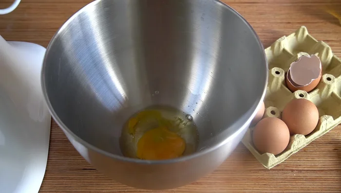 En un bol, batimos 5 huevos medianos con una pizca de sal hasta que espumen.