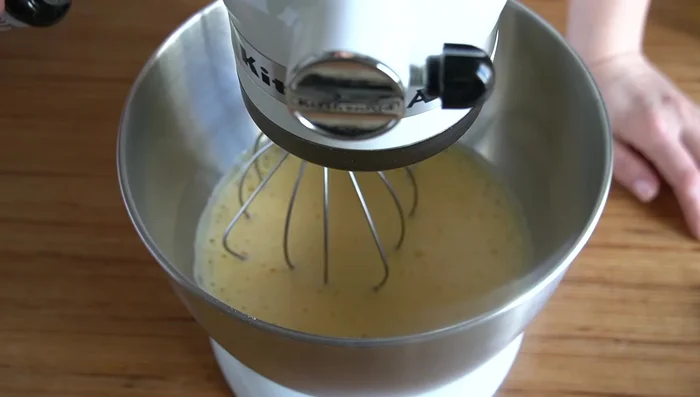 Añadimos esencia de vainilla y limón a la mezcla de huevos.