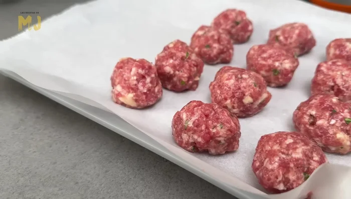 Rociar las albóndigas con aceite.