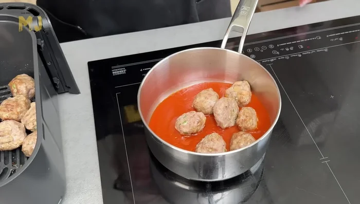 Una vez cocinado, si se desea en salsa, añadir las albóndigas a un cazo con tomate frito.