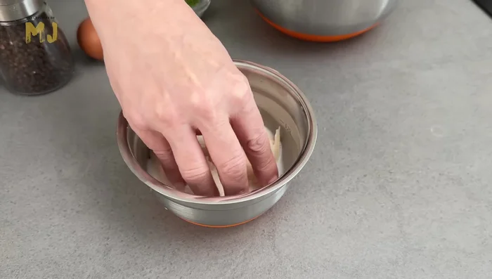Remojar el pan en leche. Salpimentar la carne picada.
