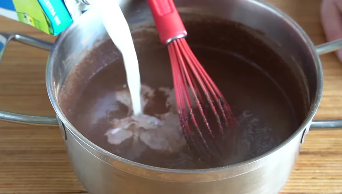 Una vez que la masa esté lisa, ponemos la cazuela a fuego moderado y cocinamos, removiendo constantemente, hasta que espese (aproximadamente 8-10 minutos después de que rompa a hervir). Añadimos una pizca de sal.