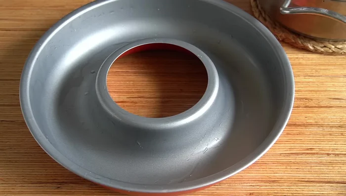 Humedecemos un molde con agua. Vertemos la mitad de la masa en el molde.