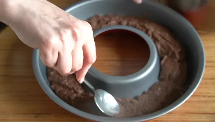 Con una cuchara mojada en agua, hacemos un hueco en la masa y rellenamos con mermelada de frambuesa o fresa.