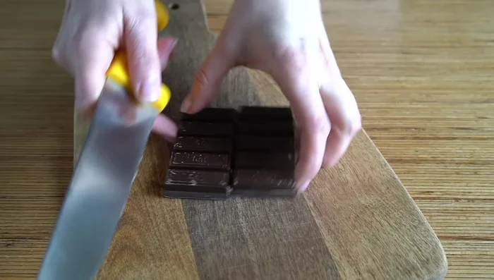 Derretimos 100g de chocolate al baño María.