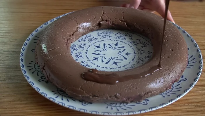 Bañamos el postre con el chocolate derretido y espolvoreamos con almendras picadas (u otro fruto seco).