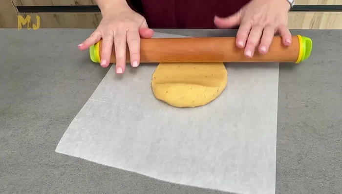 Estirar la masa sobre papel de cocina con un rodillo. Si se pega, usar otro papel encima.