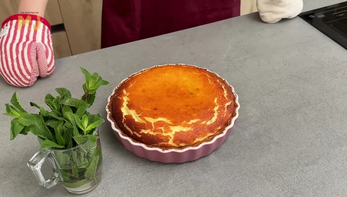 Sacar del horno, dejar enfriar, espolvorear con azúcar y decorar con hierbabuena antes de servir.