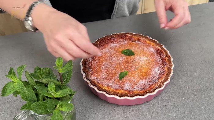 Preparamos la masa: En un bol, mezclamos el azúcar, la manteca de cerdo, el huevo, la sal, el anís, el aceite de oliva, la matalaúva, la ralladura de limón y la harina (poco a poco hasta obtener una masa homogénea, no pegajosa).
