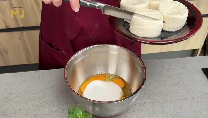 Preparamos el relleno: Batimos los huevos con el azúcar y el queso fresco hasta que esté bien mezclado (se puede usar una batidora para eliminar grumos).