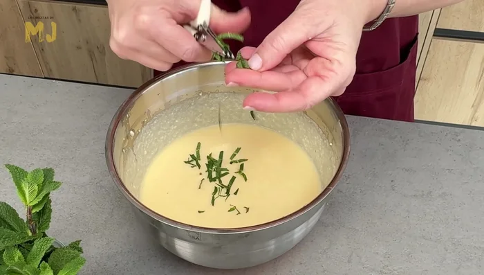 Picamos la hierbabuena y la añadimos al relleno, mezclando suavemente con una cuchara.