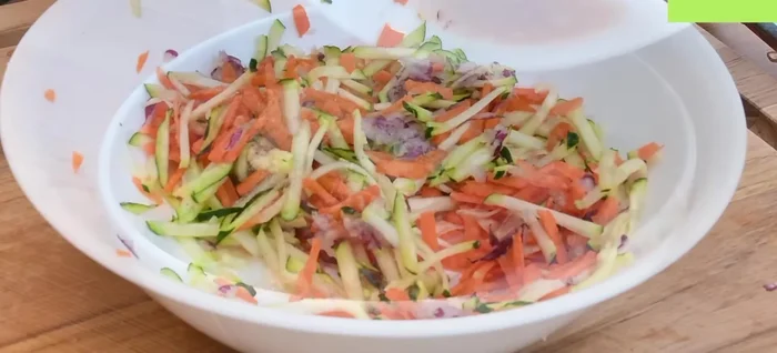 Agregar los vegetales rallados, previamente escurridos, a la mezcla de carne.