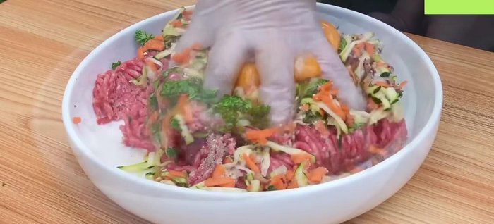 Mezclar bien todos los ingredientes y reservar por 10 minutos.