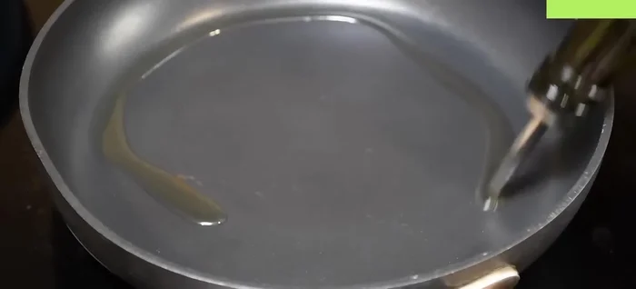 Calentar el aceite en una sartén a fuego medio.