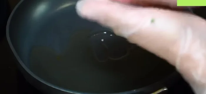 Formar tortitas con la mezcla de carne y vegetales con las manos mojadas.