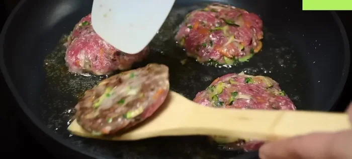 Cocinar las tortitas por 5 minutos por lado, luego tapar y cocinar a fuego bajo por 10 minutos más.