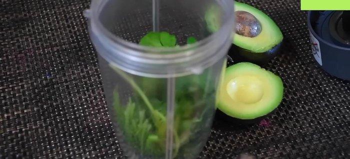 Mientras tanto, preparar la salsa: licuar la calabacita cocida, cilantro, jugo de limón, aguacate, y sal.
